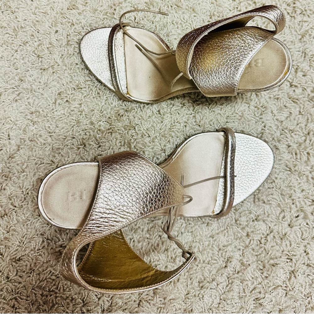 Burberry champagne gold leather sandals size 8.5 T38.5